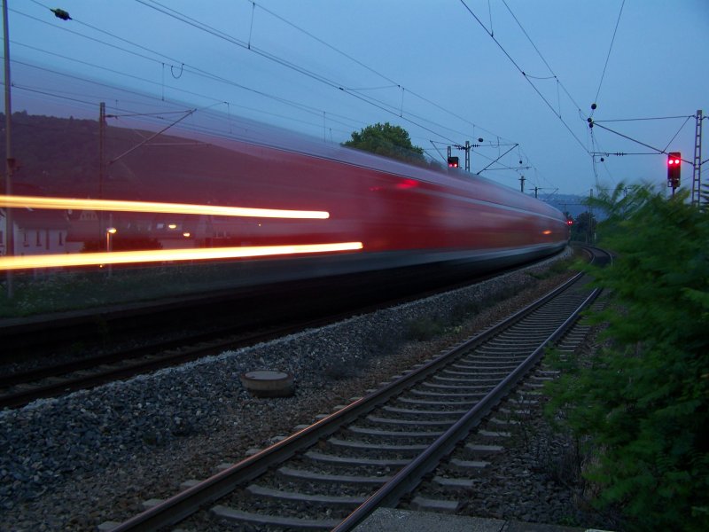 Am Abend des 3.August 2007 zog eine Br.146 einen Dosto-Zug durch den Bahnhof Stuttgart-Untertrkheim. Er fuhr nach Stuttgart Hbf.