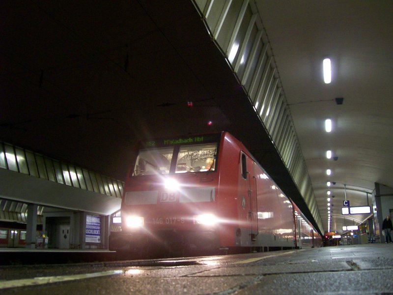 Am Abend des 4.1.2007 stand 146 017-9 als RE2 nach M´gladbach ber Recklinghausen Hbf, Essen Hbf, Duisburg Hbf und Krefeld Hbf, in Mnster(Westf) Hbf.