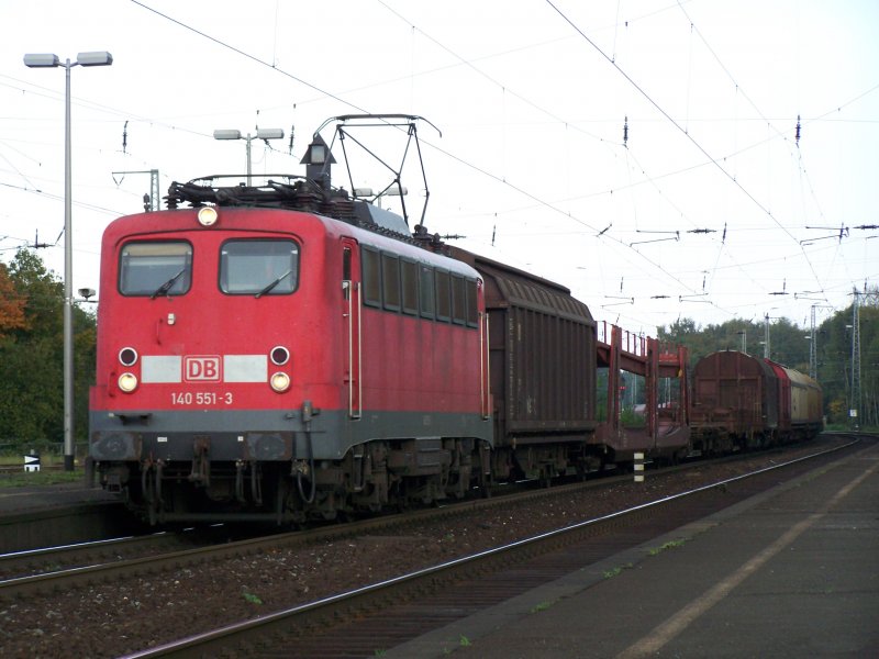 Am Abend des 5.Oktober 2007 fuhr die Br.140 551-3 mit einem Gterzug durch den Bahnhof Unna.