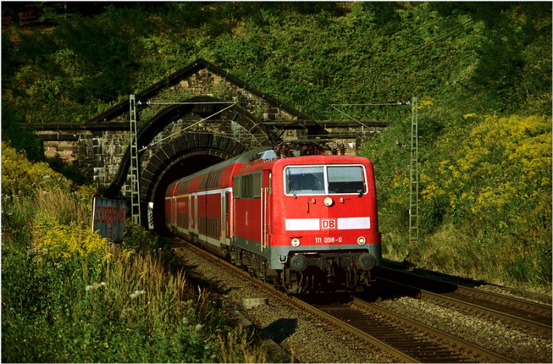 Am Abend des 6. September 2005 verlt 111 098-0 mit RE 15327 nach Frankfurt den Schlchterner Tunnel. Heute ist dieses Bild nicht mehr machbar, da am linken Bildrand der Stollen fr die zweite Rhre gebaut wird.
