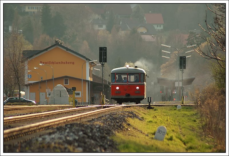Am Abend des 6.4.2008 ging es fr den VT 10.02 der Steirischen Eisenbahnfreunde nach einer Sonderfahrt als LPNz 8580 von Deutschlandsberg zurck nach Kflach, wo er, wenn er nicht im Einsatz ist, berdacht abgestellt werden kann. Diese Gegenlichtaufnahme entstand bei der Ab-/Ausfahrt aus Deutschlandsberg.
