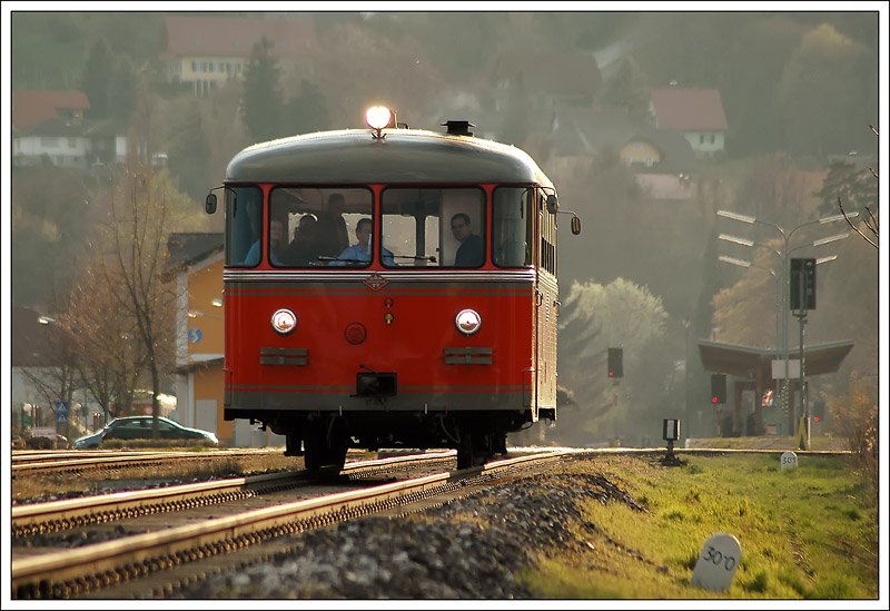 Am Abend des 6.4.2008 ging es fr den VT 10.02 der Steirischen Eisenbahnfreunde nach einer Sonderfahrt als LPNz 8580 von Deutschlandsberg zurck nach Kflach, wo er, wenn er nicht im Einsatz ist, berdacht abgestellt werden kann. Diese Gegenlichtaufnahme entstand bei der Ab-/Ausfahrt aus Deutschlandsberg. Zweite Version dieser Ausfahrt, wo der Triebwagen im Vordergrund steht.