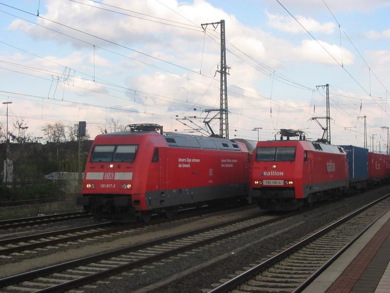 Am Abend des 8. Aprils berholt 101 017-2 mit einem Autozug 152 100-4 mit einem Containerzug in Hanau Hbf.