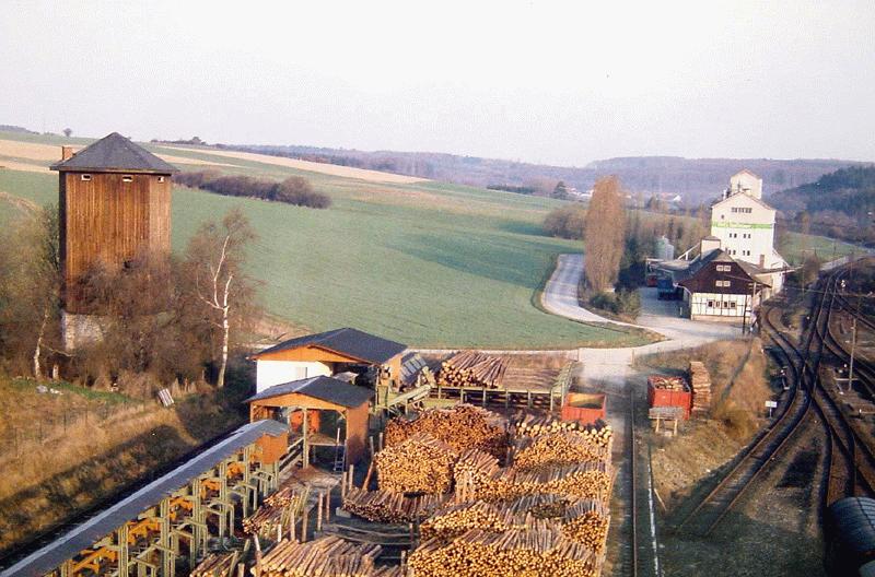 Am Achtzenmorgenweg - Wasserturm und Silo der Raiffeisengenossenschaft, 1. Hlfte der 1980iger Jahre.

