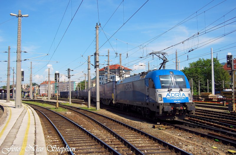 Am anderen Ende des Salzburger Hbf's passiert Adria 1216 922-5 mit ihrem Kaindl-Containerzug nach Salzburg-Liefering meine Linse (sterreichurlaub 17.08.09)