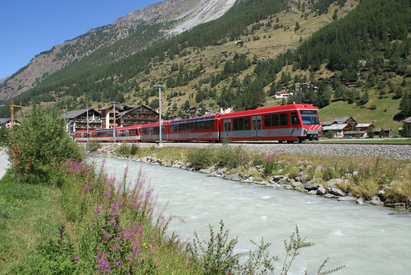 Am anderen Ufer der Matter Vispa fhrt ein Schuttle - Zug mit dem BDSeh 4/8 2052 und dem BDSeh 4/8 2054 am 6.8.09 von Tsch Richtung Zermatt. Das Bild entstand ausgangs Tsch.