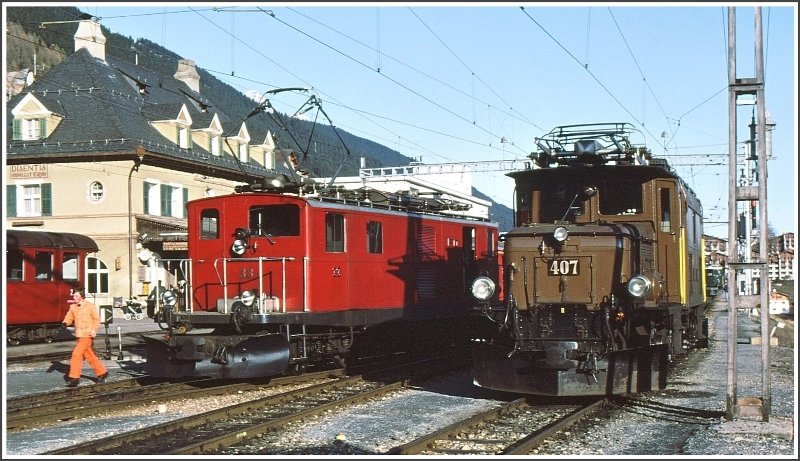 Am andern Streckenende der FO in Disentis/Mustr begegnet die HGe 4/4 I 33 der Ge 6/6 I 407 der RhB. (Archiv 12/82)