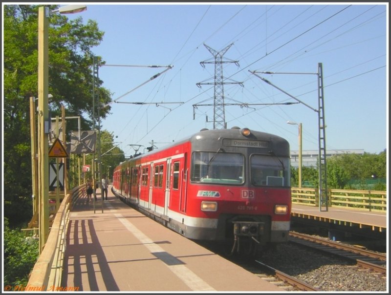 Am Aufnahmetag, dem 01.05.2007, befand sich der Umbau der Station Eschborn S�d in vollem Gange. Die S3 nach Darmstadt hielt mit 420 285 am Behelfsbahnsteig, der eigens f�r die Umbauphase errichtet wurde.