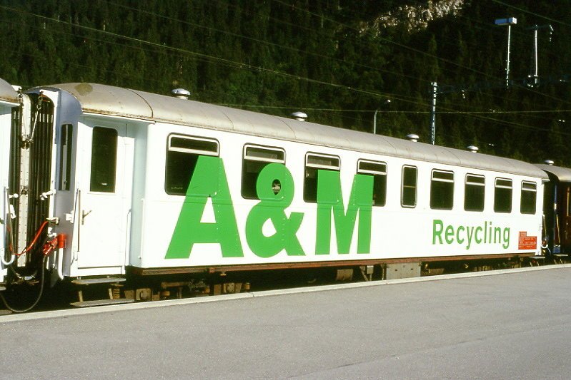 A&M - B 2226 am 26.08.1998 in Thusis - A&M Ausstellungswagen exRhB 2.Klasse Personenwagen schwere Stahlbauart - Baujahr 1930 - SIG/RhB - Fahrzeuggewicht 24,00t - Sitzpltze 52 - LP 15,93m - zulssige Geschwindigkeit 80 km/h - 3=08.06.1989 - Lebenslauf: ex C4 2226 - 1956 B4 2226 - 1964 B 2226 - 02/1998 verkauft an A&M - Hinweis Werbung A&M!
