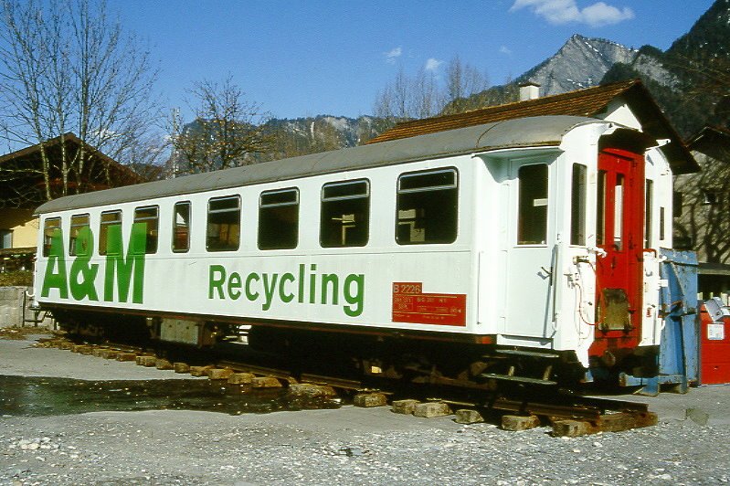 A&M - B 2226 am 13.03.1999 in Untervaz - A&M Recyclinghofwagen exRhB 2.Klasse Personenwagen schwere Stahlbauart - Baujahr 1930 - SIG/RhB - Fahrzeuggewicht 24,00t - Sitzpl�tze 52 - L�P 15,93m - zul�ssige Geschwindigkeit 80 km/h - �3=08.06.1989 - Lebenslauf: ex C4� 2226 - 1956 B4� 2226 - 1964 B 2226 - 02/1998 verkauft an A&M- Hinweis: Werbung A&M!
