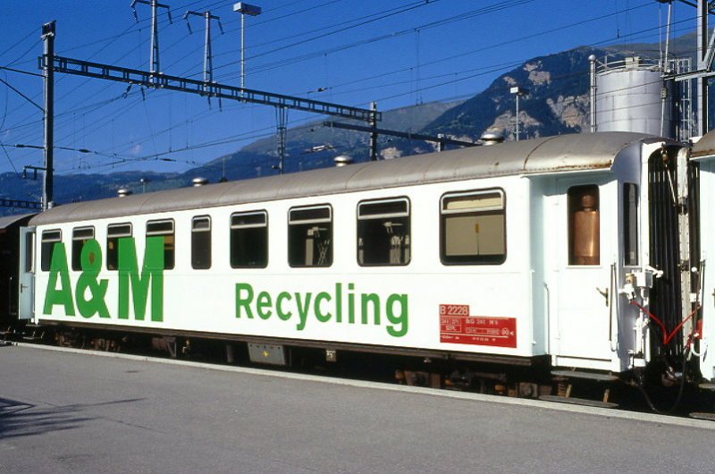A&M - B 2228 am 26.08.1998 in Thusis - A&M Ausstellungswagen ex RhB 2.Klasse Personenwagen schwere Stahlbauart - Baujahr 1930 - SIG/RhB - Fahrzeuggewicht 24,00t - Sitzpltze 52 - LP 15,93m - zulssige Geschwindigkeit 80 km/h - 3=17.02.1989 - Werbung: A&M Recycling - Lebenslauf: ex C4 2228 - 1956 B4 2228 - 1964 B 2228 - 02/1998 verkauft an A&M B 2228 - ? Abbruch
