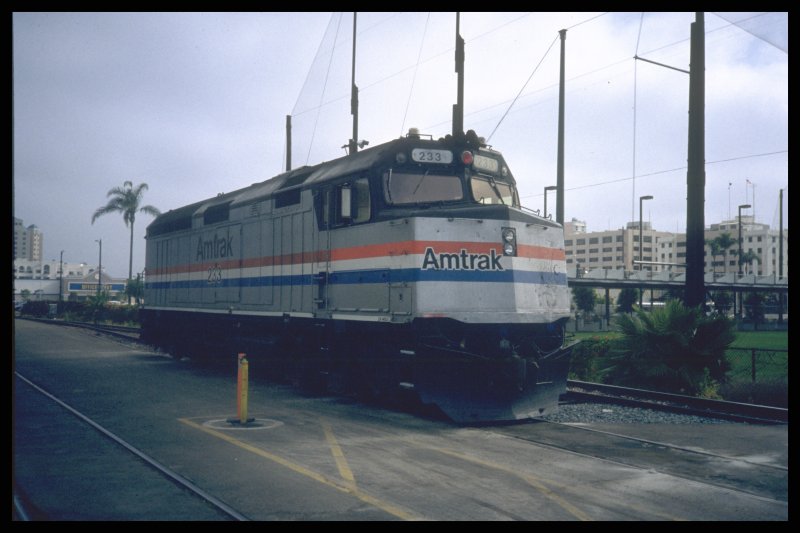 Am Bahnhof von San Diego steht sie 1995 einsam und verlassen und wartet auf ihre nchste Leistung 