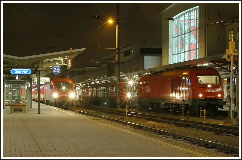Am Bahnsteig 2b steht am 28.11.2006 der R 4173 nach Spielfeld-Stra bereit. Am Nebengleis wartet 2016 010 und ein Triebwagen der Reihe 5022 (Desiro) auf ihren nchsten Einsatz.