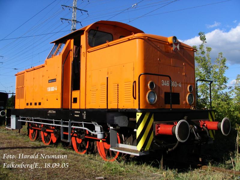 Am Bahnsteig 5 in Falkenberg/Elster prsentiert sich beim alljhrlichen Bahnhofsfest 106 660-4. Bemerkenswert die alte u. neue Nummerierung in Ermangelung von 106er Nummern!