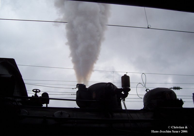 Am Bahnsteig in Solingen-Ohligs blasen am 29.10.2006 die Ackermann Sicherheitsventile der 24 009 den Kesselberdruck ab. Hier htten es auch ein paar Schaufeln Kohle weniger getan. Zumindest htte man das Abblasen durch ffnen der Feuertr bzw. durch Wasser nachspeisen verhindern knnen. 