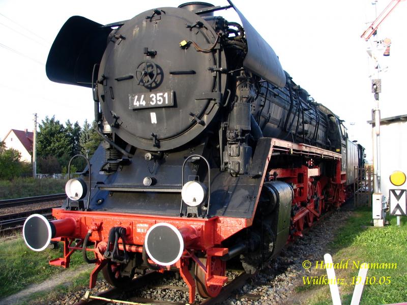 Am Bf Wlknitz (Berlin - Chemnitz) steht als wunderschn erhaltenes Denkmal nebst Zubehr, diese 44er. 