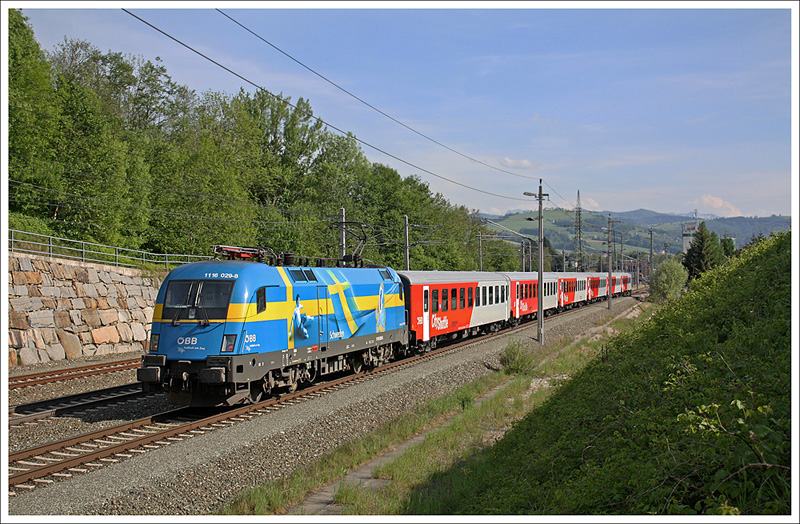Am Bild zu sehen ist die bereits entklebte 1116 029  Schweden  mit dem REX 3917 nach Kirchdorf/Krems bei Wartberg/Krems zu sehen. 08.05.2009