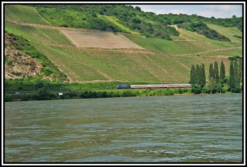 Am Bopparder Damm rollt 101 014 mit einem InterCity Richtung Sden. Aufgenommen im Sommer 2006.