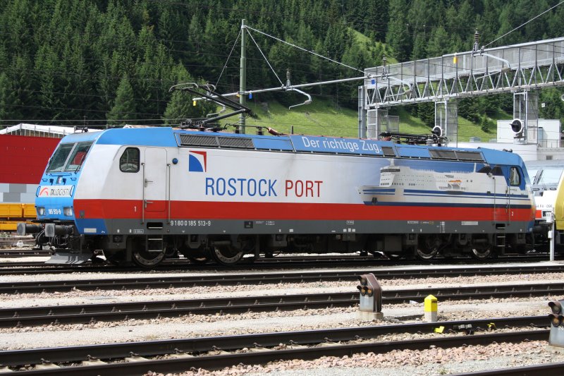 Am Brenner holte 185 513  Rostock Port  ihren Gterzug Richtung Deutschland ab (05.07.09)