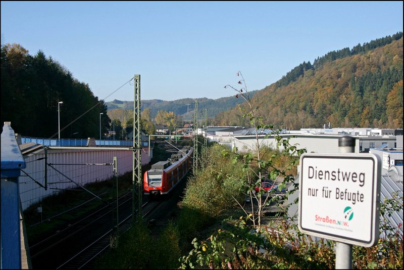 Am Dienstwegschild der Straenbrcke, ber die Bahnlinie in Lennestadt-Meggen, werden zwei 426er als RE16, (RE 29674)  Ruhr-Sieg-Express , nach Essen Hbf ins Visier genommen. (14.10.2007)