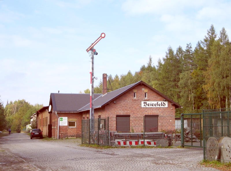 Am ehemaligen Bahnhof Beierfeld wurde ein Flgelsignal aufgestellt, 03.10.07