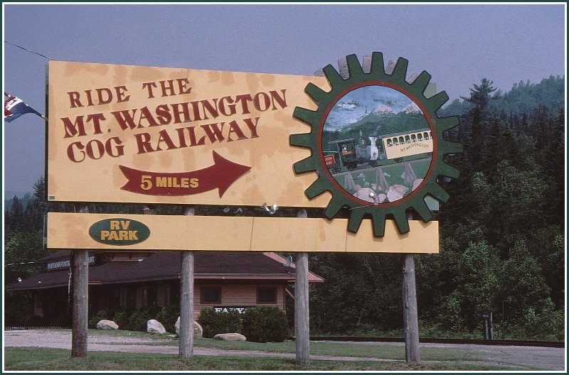 Am ehemaligen Bahnhof der Boston & Maine Railroad in Bretton Woods zweigt die Strasse zur Mt.Washington Zahnradbahn ab.
Wer immer in dieser Gegend unterwegs sein sollte, msste zwangslufig diese Bahn besuchen, denn sonst verpasst er einen der Hhepunkte in den Neu England Staaten. Der 1917m hohe Mt. Washington ist klimamssig ein ebenso spektakulrer Ort wie z.B. der Brocken im Harz, oder die Rigi in der Schweiz. Und die Bahn kann es an Superlativen mit den zwei andern Bahnen durchwegs aufnehmen. (Archiv 02.08.1998) 