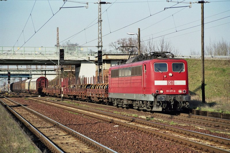 Am ehemaligen Bahnsteig von Elstal (westlicher Berliner Auenring) 26.03.2007 (151 071-8)