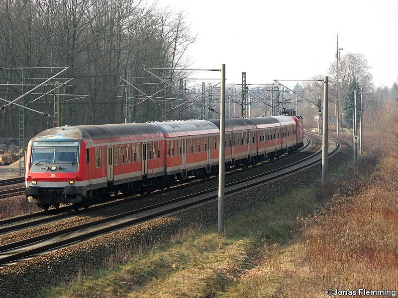 Am einem schnen Sonntag schiebt eine 143 den tglichen verkehrenden RE Hannover-Celle-Hannover nach Celle. Hier ist er kurz vor Hannover-Misburg.