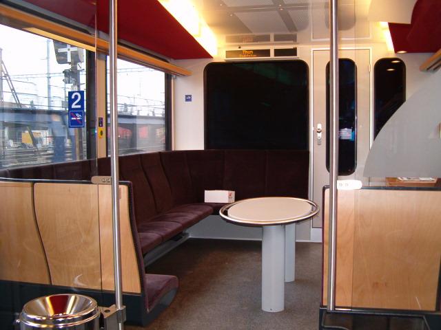 Am einen Ende jedes Zuges hat es eine  Lounge , die ich als sehr Attraktiv empfinde.
Im ganzen Zug herrscht brigens das Rauchverbot.
Moutier den 05.03.2004