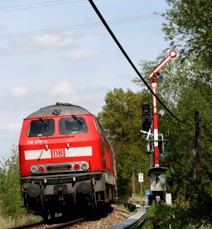 Am Einfahrtssignal von Grombach konnte ich am 03.05.08 einen Regionalexpress nach Heilbronn, der von 218 479 geschoben wird, festhalten. Der Zug fhrt in Krze durch Grombach - nchster Halt ist Bad Rappenau.