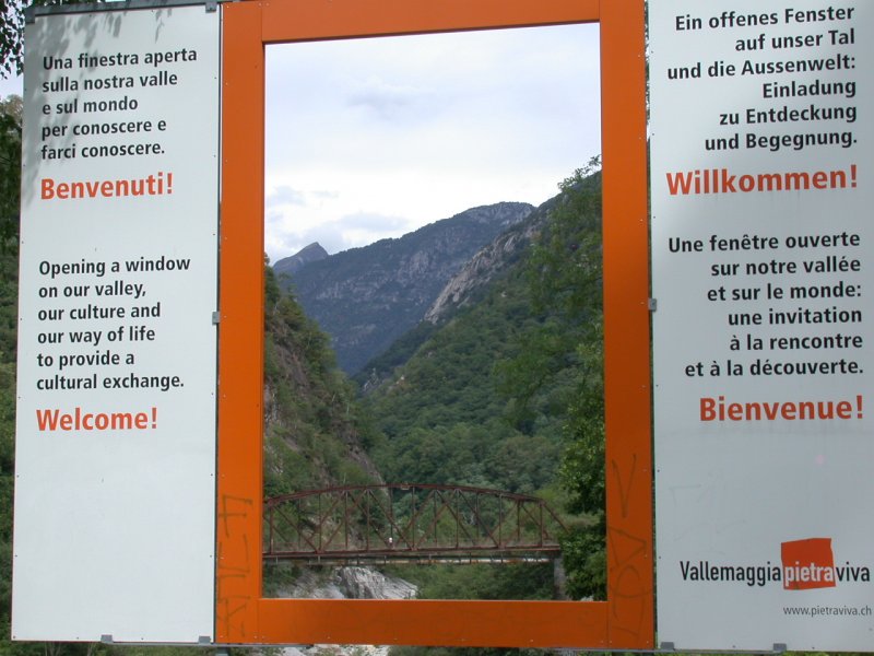 Am Eingang zum Maggiatal steht dieses Fenster, durch welches der Blick auf eines der vielen Viadukte der ehemaligen Maggiatalbahn fllt. Die Brcke dient heute als Fussgngersteg ber die Schlucht der Maggia. Die LPB Locarno-Ponte Brolla-Bignasco verkehrte von 1907 bis 1965 und wurde am 28.11.1965 durch einen Busbetrieb ersetzt. Jetzt fahren Doppelstockbusse der FART Linie 10 stndlich ins Vallemaggia. (06.08.2006)