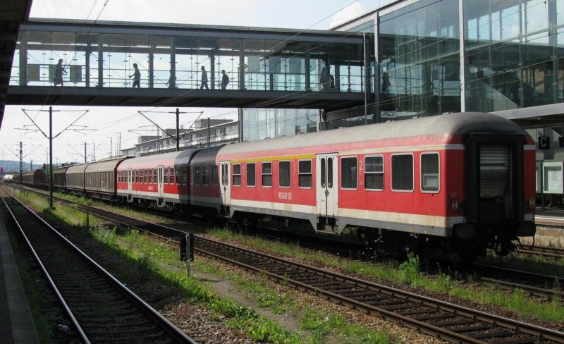 Am Ende des von 152 017 angefhrten Gterzuges liefen zwei n-Wagen mit. Aufgenommen am 30.7.2008 in Regensburg.