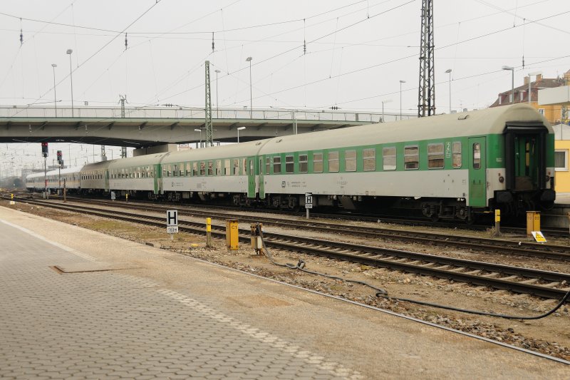 Am Ende des ALEX nach Hof hngen 4  Kurs -Wagen der CZ Richtung Tschechien. (Regensburg, 14.03.09)