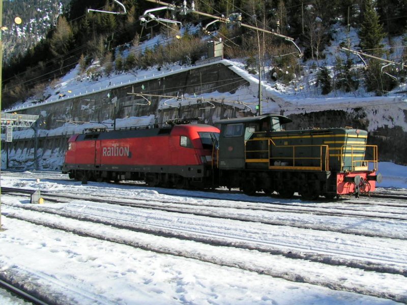 Am Ende des Rangiergleises wird die abgebgelte Lok losgekuppelt und mit ein wenig Schwung in den sterreichischen Bahnhofsteil, wie ber einen Ablaufberg, zurcklaufen gelassen. 04.02.06