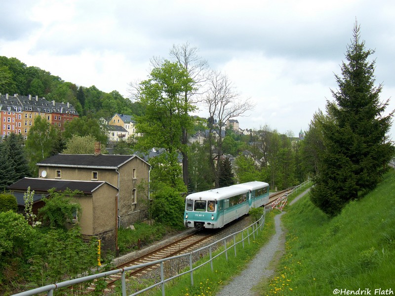Am ersten Fahrtag (09.05.2009) der Erzgebirgischen Aussichtsbahn (kurz EAB) sind 772 376 und 772 312 als DPE 89662 im Ortsgebiet von Buchholz unterwegs.