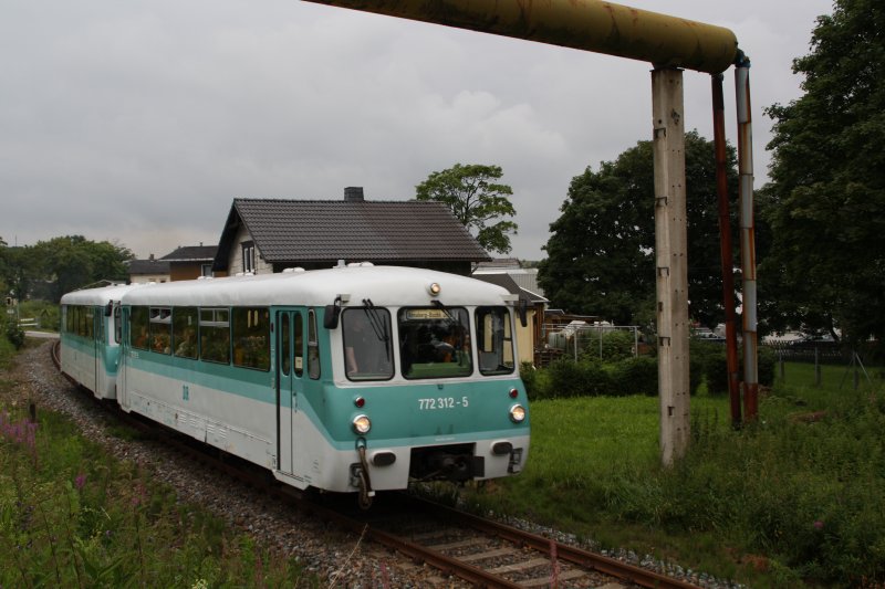 Am ersten Fahrtag des 3. Fahrtenwochenende der Erzgebirgischen Aussichtsbahn verlsst 772 312-5 mit 772 367-9 dem ehemaligen  Bahnhof Scheibenberg in Richtung Annaberg Buchholz. (11.07.09)