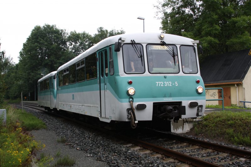 Am ersten Fahrtag des 3. Fahrtenwochenendes der Erzgebirgischen Aussichtsbahn (EAB) verlsst 772 312-5 mit 772 367-9 den Haltepunkt Annaberg Buchholz Mitte in Richtung Annaberg Buchholz unterer Bahnhof. (11.07.09)