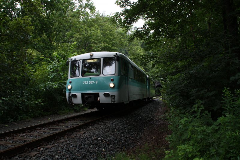 Am ersten Fahrtag des 3. Fahrtenwochenende der Erzgebirgischen Aussichtsbahn (EAB) paasiert 772 312-5 mit 772 367-9 den Tunnel zwischen dem untereren Bahnhof und dem Haltepunkt Annaberg Buchholz Mitte. (11.07.09)