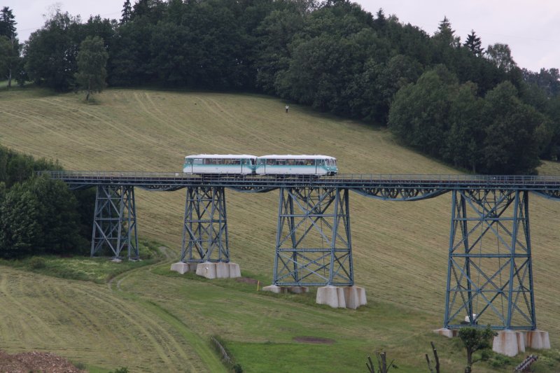 Am ersten Fahrtag des 3. Fahrtenwochenendes der Erzgebirgischen Aussichtsbahn (EAB) legt 772 312-5 mit 772 367-9 auf den Markersbacher Viadukt einen Fotohalt ein. (11.07.09)