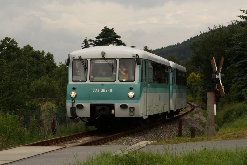 Am ersten Fahrtag des 3. Fahrtenwochenendes der Erzgebirgischen Aussichtsbahn (EAB) passiert 772 312-5 mit 772 367-9 den ersten Bahnbergang in Raschau. (11.07.09)