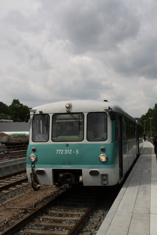 Am ersten Fahrtag der Erzgebirgischen Aussichtsbahn stehen 772 312-5 und 772 367-9 im Bahnhof Schwarzenberg. (09.05.09)