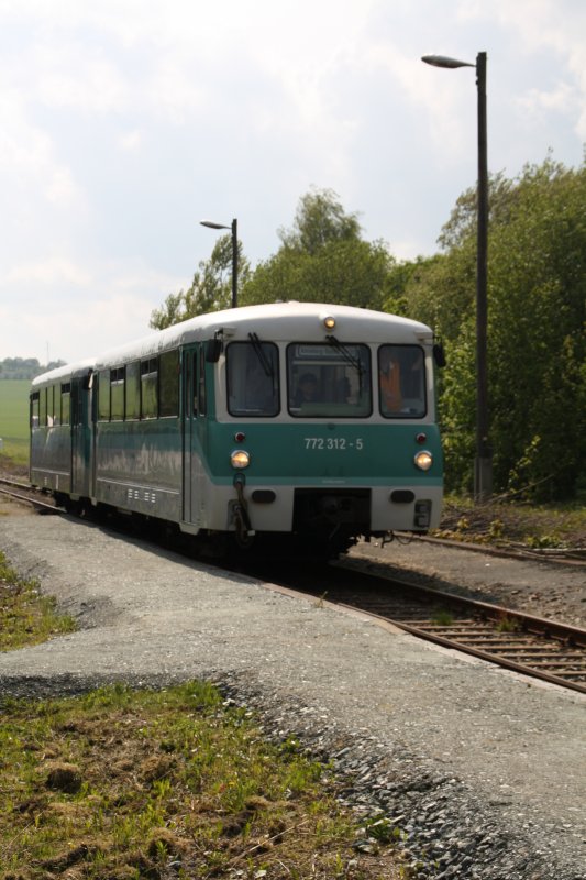 Am ersten Fahrtag der Erzgebirgischen Aussichtsbahn fhrt 772 312-5 mit 772 367-9 aus Richtung Schwarzenberg in den Bahnhof Scheibenberg ein. (09.05.09)