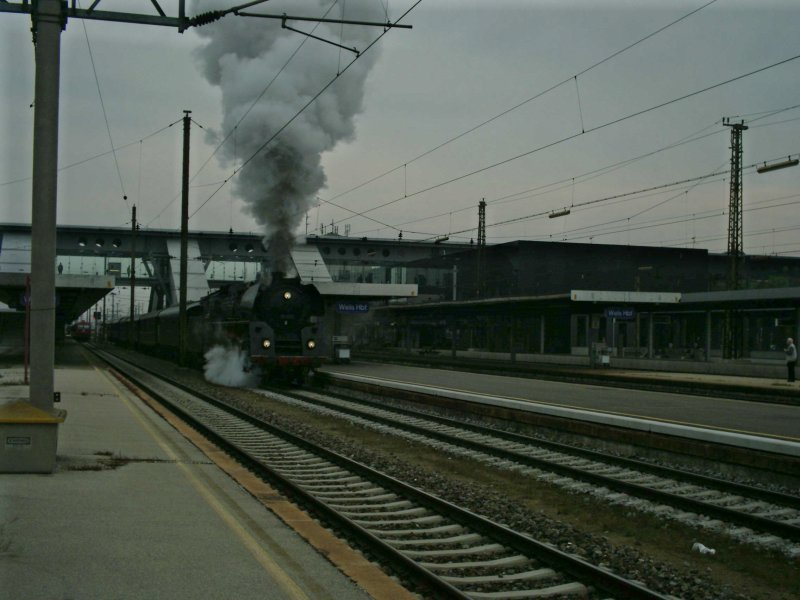 Am ersten Oktober fuhr ein von der BR 01 533 gezogener Sonderzug von Linz nach Ampflwang. Hier fhrt er nach einem Zwischenhalt in Wels weiter - leider war es um halb neun in der Frh noch sonnenlos und trb. [01.10.06]