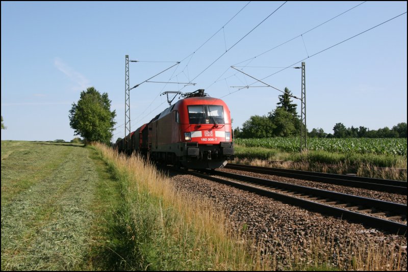 Am ersten Urlaubstag bringt die 9180 6 182 001-8-D-DB einen Coilzug Richtung Italien. Aufgenommen am 24.06.2007 bei Hilperting.