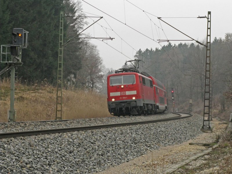 Am etwas trben 31. Mrz 2009 legt sich 111 168 mit einem Regionalexpress in die fotogene Kurve bei Kilometer 60,0 der Eisenbahn Mnchen - Rosenheim