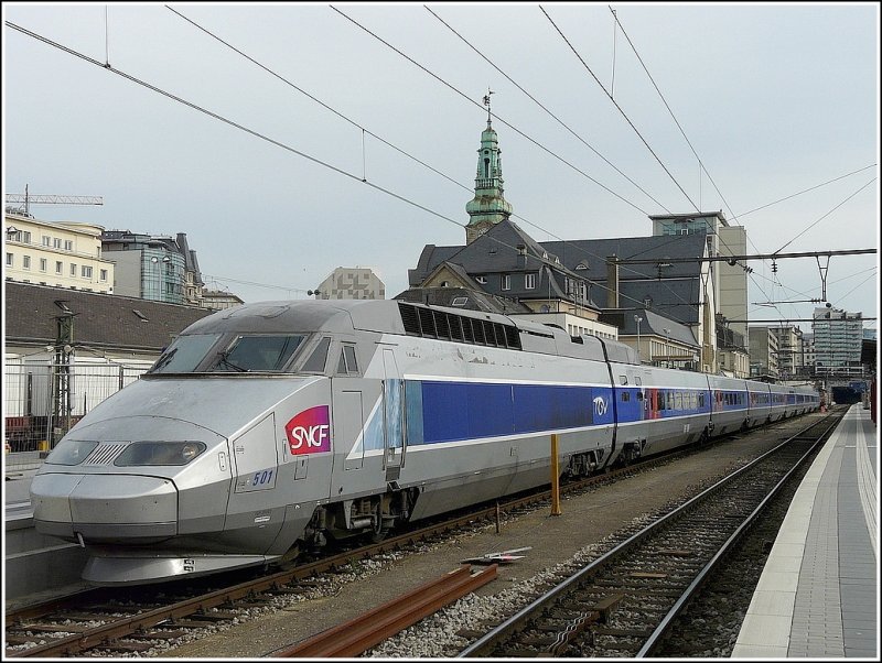 Am Fest 150 Jahre Eisenbahn in Luxemburg gab es auch noch den blichen Planverkehr im hauptstdtischen Bahnhof. Der TGV fuhr aber ausnahmsweise von Gleis 3 ab und ermglichte eine Aufnahme aus einer anderen Perspektive als sonst. 09.05.09 (Jeanny)