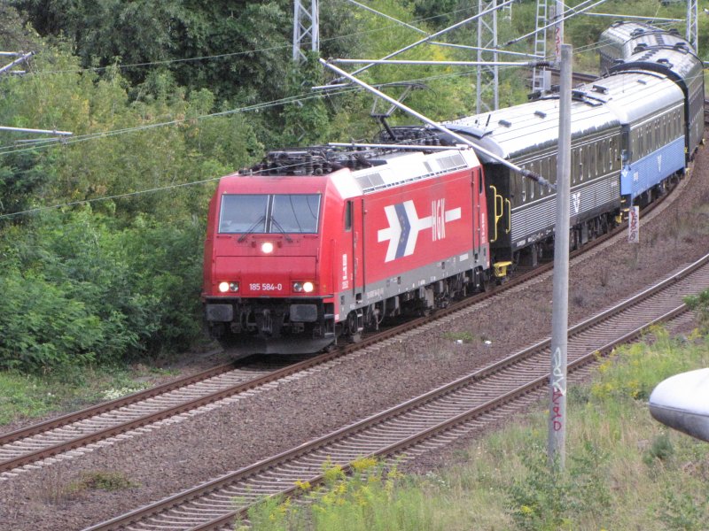 Am folgenden Tag 12.08.09 muss die HGK mit einer BR 185 bei der Firma Georg (Der Leerpark vom D211 auf dem Weg nach Lichtenberg )aushelfen.Durchfahrt wieder in Berlin Frankfurter Allee W1.Seit Jahren verwendet Georg diese Wagen der SJ mit Sonderbefrderungsbedienungen auf dem Netz der DB.