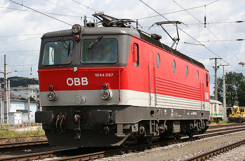 Am Freitag den 12. Juni hatte die 1044 057 die Mglichkeit an die Zeit der Baureihe 1044 im hochwertigen Schnellzugdienst der Westbahn zu erinnern. Wenn es auch nur ein kurzer Schnellzug war, so konnte er sich doch Schnellzug nennen, der D 16331 von Salzburg Hbf nach Wien Nord. Grund des Zuges war eine Einladung einer Europischen Versicherung an ihre Grokunden.
Die erste Aufnahme zeigt die 1044 057 kurz bevor die den Zug angespannt hat.
Gesamt ist es ein Bericht in fnf Bildern.
