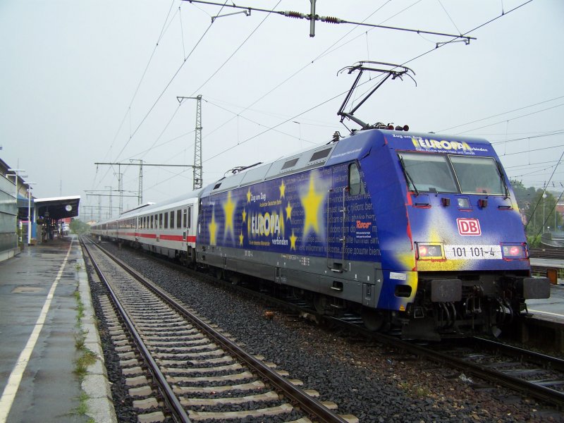 Am Freitag den 20.Juli 2007 fuhr Br.101 101-4  Europa  mit einem IC von Karlsruhe Hbf nach Nrnberg Hbf. Hier im Bahnhof Aalen. Nchster Halt: Ellwangen.