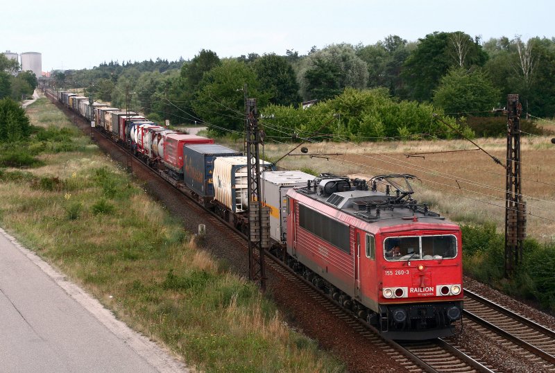 Am frhen Abend des 21.07.08 befrdert 155 260 den TEC 42033 (Kln Eifeltor-Gallarate) auf der KBS 700 Richtung Sden. Die Aufnahme entstand nrdlich von Wiesental. 
